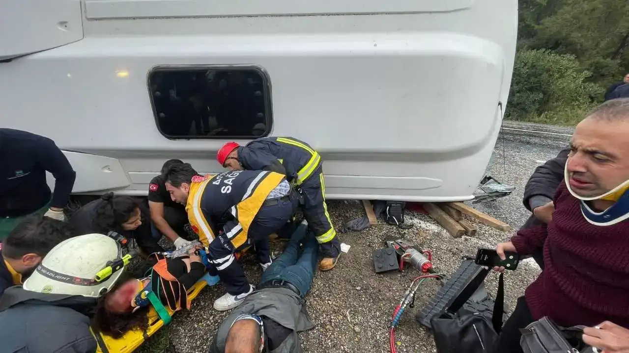 Kumluca’dan Antalya’ya Giden Midibüs Devrildi! 1’i Ağır 6 Yaralı 1